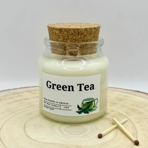 Doftljus med grön te doft sojavax - Doftljus med doften Green Tea är friskt och upplyftande med en mjuk, grön och lätt blommig ton. Den rena och lugnande doften av nybryggt grönt te har en subtil sötma och en aning örtighet som ger en fräsch och behaglig atmosfär. Perfekt för den som uppskattar en ren och naturlig doft med en uppfriskande känsla.  Egenskaper:  - Brinntid: ca 30-35 timmar - Vax: 100 % sojavax - Veke: Vaxad bomullsveke - Behållare: Glas, kan tvättas ur och återanvändas - Mått: 8 cm hög och rymmer 160 ml - Netto