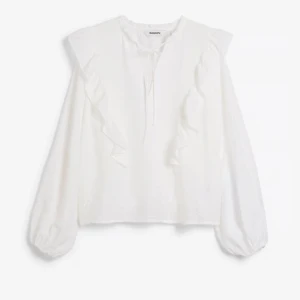 Blus med knytning  - Blus med knytning och volanger, i bra skick!💕