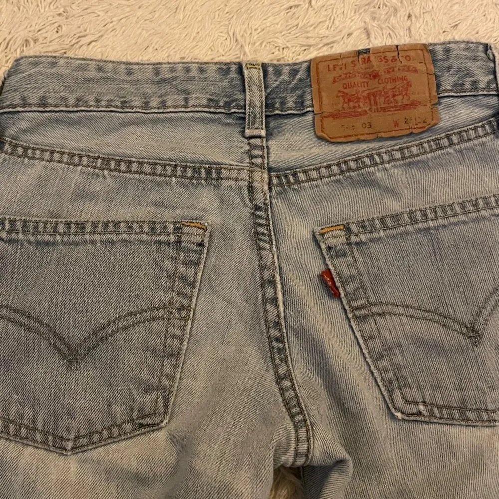 Säljer ett par ljusblå Levi's jeans med slitning på knäet. Midjemått 72cm och innerbenslängd 77 cm! Bra skick. . Farkut & Housut.