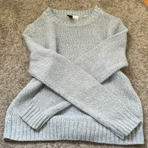 Blå stickad tröja - Säljer då den är lite kort, köpt secondhand och bra kvalité💖