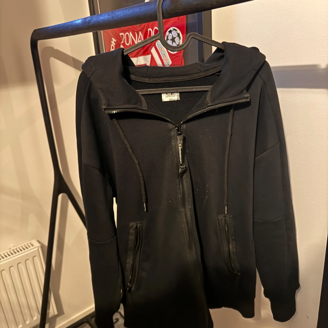 Svart hoodie med dragkedja från C.P. Company - 1