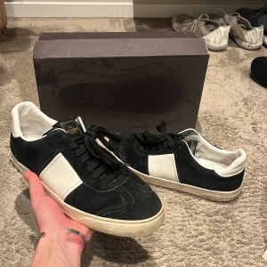 Valentino Flycrew skor - Valentino Flycrew sneakers |Sitter sanningsenligt | Nypris: 6499 | Slitna längst bak i hälarna men alla nitar är kvar | Ingår: Valentino box | Fraktar spårbart via Postnord eller instabox, på köparens bekostnad  | Hör av dig vid minsta fråga eller fundering📩