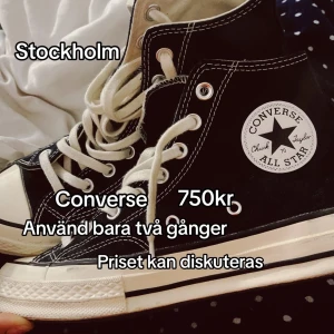 Svarta Converse Chuck Taylor All Star - Säljer ett par klassiska svarta Converse Chuck Taylor All Star med vita snören och detaljer. Skorna har en hög modell med den ikoniska logotypen på sidan. Perfekta för en avslappnad stil. Använt bara 2 gånger 