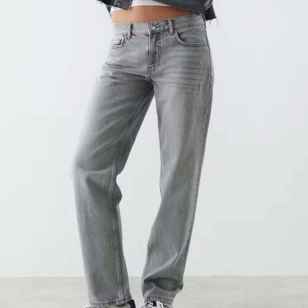 Snygga grå jeans med en straight low waist passform. Dem är från Gina och storlek 36. Använda men väldigt bra skick, ingen defekt mer än att lappen där det står Gina Tricot på är lite sliten. Säljer då dem är små för mig💕. Farkut & Housut.