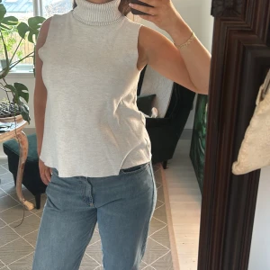 Vit/beige ärmlös polotröja - Säljer denna fin polo tröja från Zara då den är för liten, annars väldigt fint skicka och knappt använd!💞