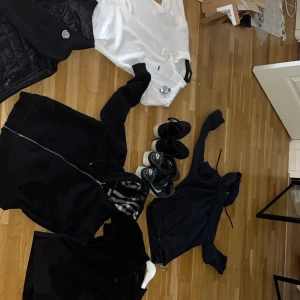 Byten  - Om någon vill byta saker är de bara att komma privat detta är några saker ja säljer just nu har annat med. Kom privat för frågor och skriv gärna om ni vill byta. Man kan få mer än 1 föremål men de beror på va de är. Finns också moncler mössa 