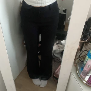 Kostymbyxor  - Säljer dessa eleganta kostymbyxor från bikbok, då de är lite för stora för mig. Jättefint skick och som nya. 
