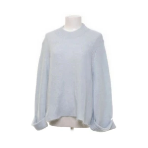 Stickad tröja - Stickad tröja i en så fin sommarblå färg. Lagom tjock till sena sommarkvällar, perfekt skick!! Köptes på sellpy för 550kr.