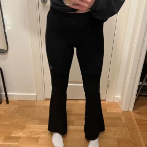 Svarta byxor från Gina Tricot - Snygga svarta byxor från Gina Tricot i storlek XS. Byxorna har en tight passform med utsvängda ben och är tillverkade i en mjuk blandning av viskos och polyester. Perfekta för en stilren look. Använda men inget som syns
