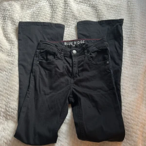 Svarta jeans från Blue Ridge/zalando - Säljer dessa svarta bootcut jeans från blue ridge/zalando i storlek 152. Nypris 489kr