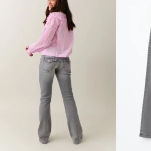 Grå jeans - Säljer dessa nästan helt oanvända ljusgrå jeans från Gina Young💕 Skriv om ni har några frågor osv!🥰