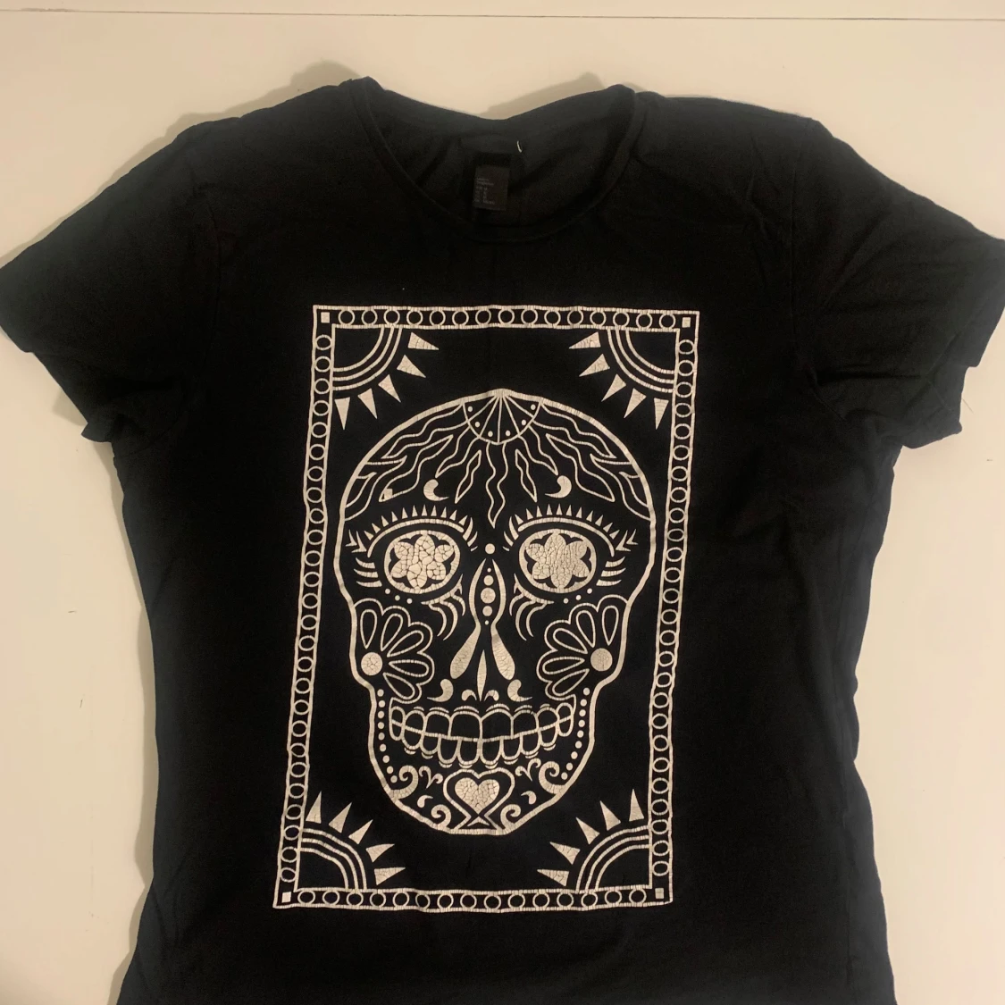 Svart t-shirt med dödskalletryck från H&M