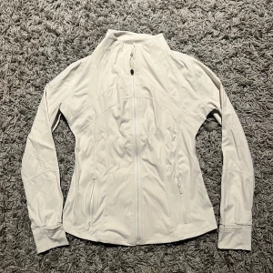 Lululemon Define jacket  - Define träningsjacka från lululemon. Jacka är i storlek 8 vilket passar någon som bär storlek S. Den är i bra skick. Priset är ej hugget i sten!