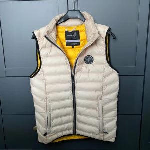 Pelle P väst - Tja, säljer denna väst då den inte kommer till användning något mer. Använd ett fåtal gånger så skicket är som ny. Storleken är Small men passar också för M/L Hör gärna av er för mer info :)