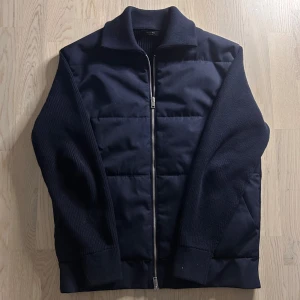 Massimo dutti cardigan  - Mycket fint skick | Size M | modell 180 63 kg | Följare får 100 kr rabbat | fraktar spårbart inom 24 timmar med PostNord eller instabox |