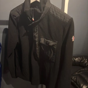 Moncler Grenoble Fleece - Säljer nu min Grenoble Fleece i storlek M. Väldigt fint skick sparsamt använd. Nypris ligger på cirka 6000kr. Givetvis äkta 