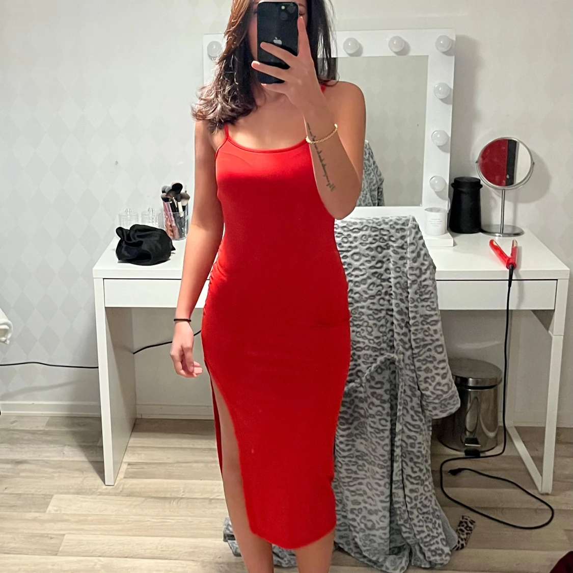 Röd långklänning med smala axelband