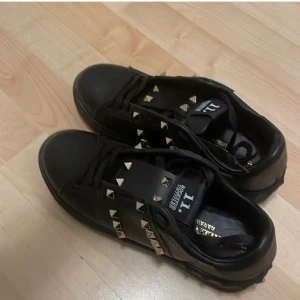 Svarta valentino skor  - Snygga svarta valentino skor med guldfärgade nitar. I storlek 37, för små för mig därav säljer jag dessa.😊pris kan diskuteras😚