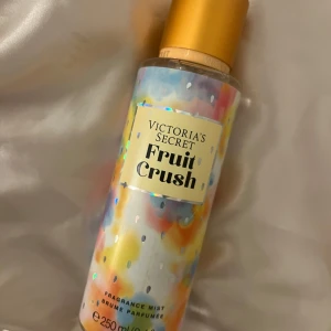Victoria's Secret Fruit Crush Fragrance Mist - Fräsch och fruktig doft från Victoria's Secret. Fruit Crush kombinerar noter av hallon och citrus för en uppfriskande och beroendeframkallande upplevelse. Flaskan har ett färgglatt mönster och rymmer 250 ml. Denna är endast testad och köpt utomlands 