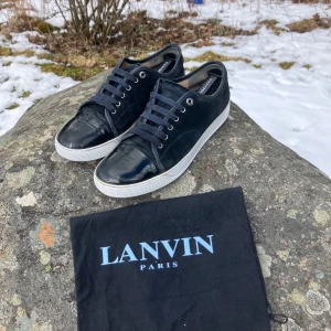Lanvin captoe - Mörkblåa lanvins captoe, storlek uk 9 vilket motsvarar 43-44. Skriv vid minsta funderingar 😊om du köper för 2599kr får de med ett par helt nya replay jeans i storlek 32