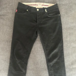 Trammarosa jeans - Snygga svarta jeansbyxor från trammarosa med klassisk femficksdesign och knappgylf. Perfekta för en stilren look. 