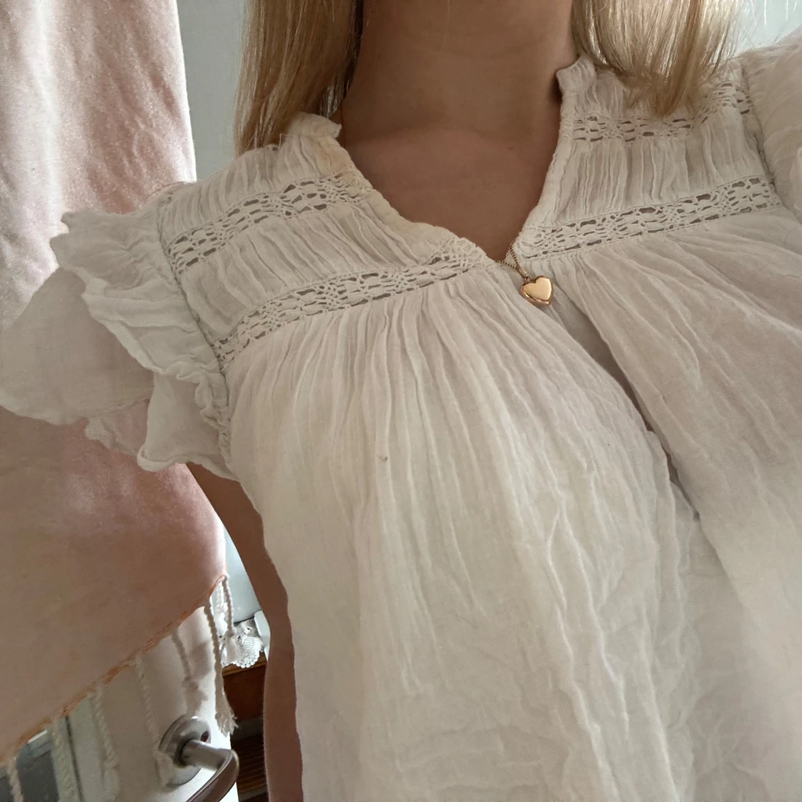 Vit blus med spetsdetaljer