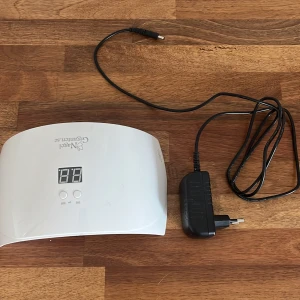 Gel lampa  - Säljer nu min nagel lampa! Från nagel giganten! Dm för frågor 