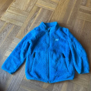 Blå fleecejacka med dragkedja - Blå fleccejacka i storlek 98-104