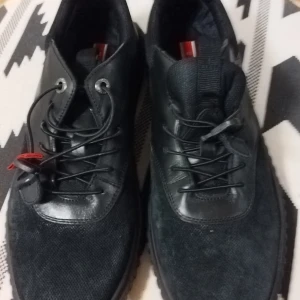 Svarta sneakers från s.Oliver - Snygga svarta sneakers från s.Oliver med en kombination av skinn och textil. Skorna har snörning och en robust sula som ger bra grepp. Perfekta för en stilren look. Läderlättskor för herrar i stl. 42 väldig bra bevarade på rätt ställe och på rätt sätt. Helt nya och aldrig använda tidigare. Bra bevarade under tiden och välskötts under sin oanvända tiden, på rätt plats i sitt skåp. Säljs pga fel storlek. Mycket bekväma skor med lågt pris. 