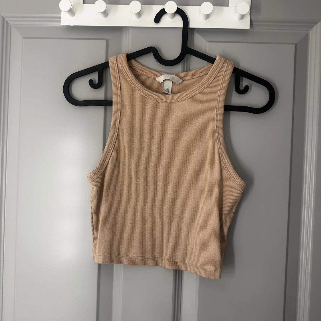 Beige ribbad linnetopp