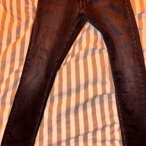 Svarta slim jeans - Tiger or sweden jeans grå/svart, slim och strl 28/30. Hör av er med frågor! 🤩