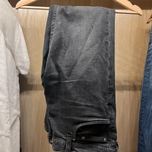 Mörkgråa ”dark cove” Nudie Jeans Grim Tim - Ett par sjukt snygga mörkgråa Nudie Jeans byxor, som inte använts så mycket. Storlek: W31/L30Nypris 1600🙈😬👀, mitt pris: 600😎😍. Tveka inte på att fråga någonting! Med dessa går du alltid ut ur huset med en dunder fet outfit!💯  