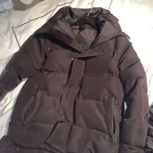 Svart dunjacka från Canada Goose - Säljer min black label jacka för ett bra pris 