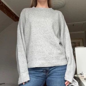 Grå stickad tröja  - Grå fin stickad tröja med ballongärm från Nelly. Lätt oversize och använd några gånger, men jättebra skick