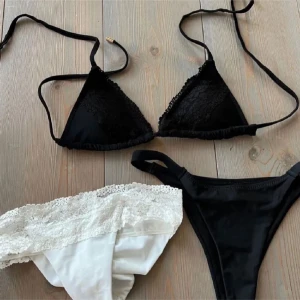 ELSA & ROSE BIKINI XS-S - Svart Bikini från Elsa and Rose top  samt ett par Nelly bikinibyxor, oanvänd Storlek: S Färg: Svart Märke:   Säljes som ett sett!   Kika gärna in på mina andra annonser, säljer fler bikinis.