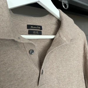 Massimo Dutti tröja med krage  - Säljer denna väldigt snygga Massimo dutti tröja, den är i storlek M och sitter mer åt Slim hållet. Väldigt bra skick och inga defekter!   Modell 187cm 83kg 