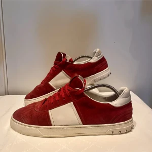 Röda Valentino Flycrews i 45 - Röda Flycrews Valentino i Strl 45, 7/10 skick, Perflet ny inför våren och sommaren. Passar både en storlek mindre och större skulle jag säga.. Kan  eventuellt gå ner i pris vid snabb affär. 5 nitar totalt borta