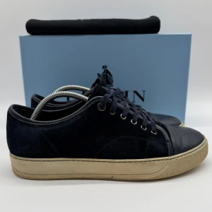 LANVIN CAP TOE - Lanvin Cap toe - Skick: 8,5/10 - Tillbehör: Enbart skorna - Storlek 42/UK7- Nypris ca 5200kr - DeluxeCloset