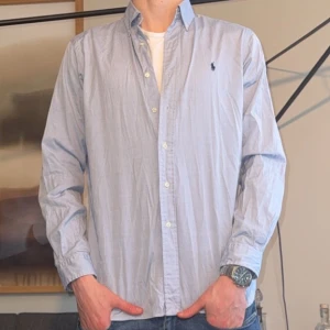 Ralph Lauren skjorta - Vi säljer nu denna schyssta skjortan ifrån Ralph Lauren | Storlek: 38, passar M/L | Skick: 9/10 | Hör gärna av dig vid minsta lilla fråga!