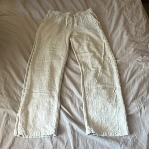 Beige linnebyxor med snörning - Har ett par linnebyxor som typ aldrig har använts från kids brand store, det står L i barn men skulle säga att det känns mer som en typ S. Midjan är 35 cm fast det är resår, innerbenslängd är 71 cm