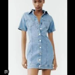 Jeansklänning med knappar - Trendig jeansklänning från Zara med korta ärmar och knappar framtill. Storlek M men sitter mer som S, helt oanvänd
