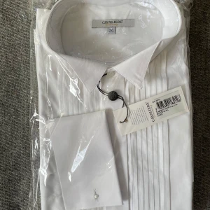 Vit skjorta från Cavaliere - Elegant vit skjorta från Cavaliere i storlek XXL. Skjortan har en klassisk design med knappar och en stilren krage. Helt oanvänd.
