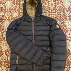 Colmar jacka  - Hej! Säljer nu min jacka från märket Colmar, storlek 48/M, använt skick modellen är 184cm och väger 70kg . Tveka inte på att höra av dig om du har frågor eller funderingar kring jackan!