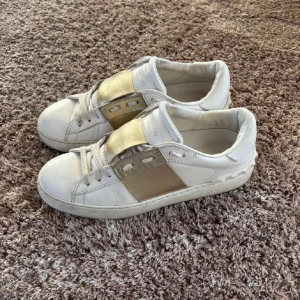 Söker dessa sneakers från Valentino i str 35 eller 36 - Söker dessa sneakers från Valentino i str 35 eller 36! Helst runt 1000kr