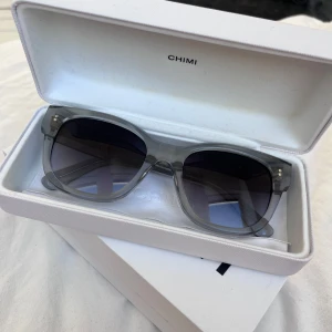 Grå solglasögon från Chimi - Snygga chimi solglasögon i väldigt bra skick, använda fåtal gånger. Modell 07, pris kan diskuteras