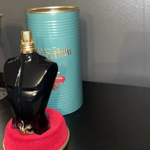 Parfym Le Male Le Parfum från Jean Paul Gaultier - Jag säljer nu min parfym som jag köpt och ej går att lämna tillbaka, parfymen på bilden är min andra parfym så har två av denna o den andra e oöppnad. Inga defekter ingenting, har kvitto på köpet och även mailbekräftelse! 