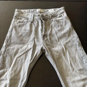 Jeans  - Snygga jeans från jack&jones i storlek (30/30). Inga skador eller fläckar. Skriv gärna vid intresse! Nypris ligger på 899kr.                                          MVH LuxeNest 