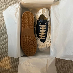 Gats  - Hej!, jag säljer dessa snygga gats i storlek 43. Riktigt snygg mörkblå färg passar i alla årstider! Jag vet ej om dem är ä(kt)a, då jag köpte dom från en auktion, men jag tror det, låda dustbag osv följer med. Därav priset! Dem är använda 3-4 gånger max. Inga skador eller liknande. Hör av dig vid frågor eller mer bilder!