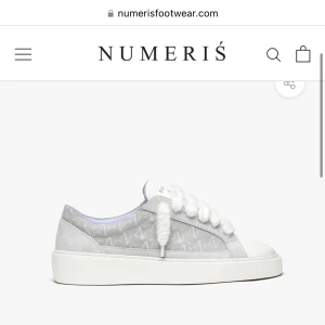 Grå sneakers från Numeris - Snygga grå sneakers från numeris. Inget fel på dom, bara lite smutsiga. Perfekt ute kväll skor. Är öppen för byte och bud. 👍🏽