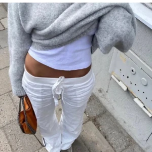 Alobha Vita linnebyxor  - Extremt snygga linnebyxor! Helt ny aldrig använt prislapp på! Säljer då dom va för långa och tyvärr ej kunnig för kunna sy upp...